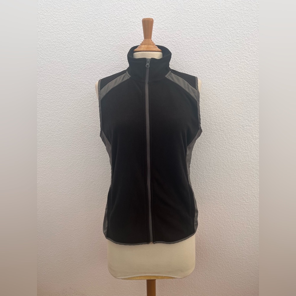 Tek Gear lightweight polyester Size M Vest.‎